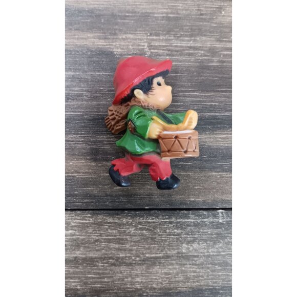 Vintage Hallmark Cards Brooch Pin Plastic Drummer Boy - Picture 1 of 8